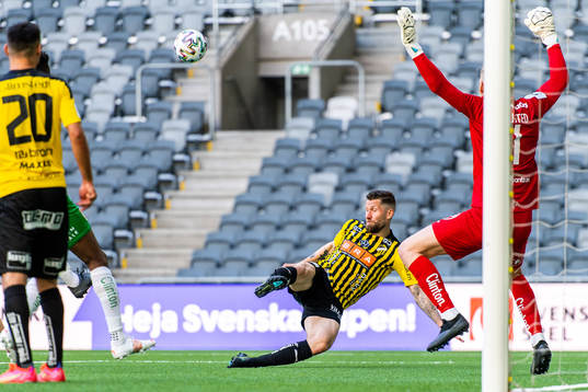 Häckens Joona Toivio med målchans mot Hammarbys målvakt