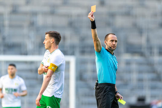 Hammarbys Jeppe Andersen tilldelas rött kort av domare