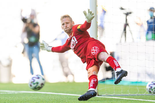 Hammarbys målvakt David Ousted vid straffläggningen