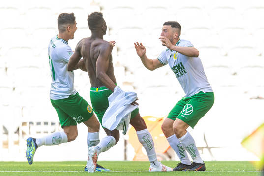 Hammarbys Astrit Selmani jublar med lagkamrater