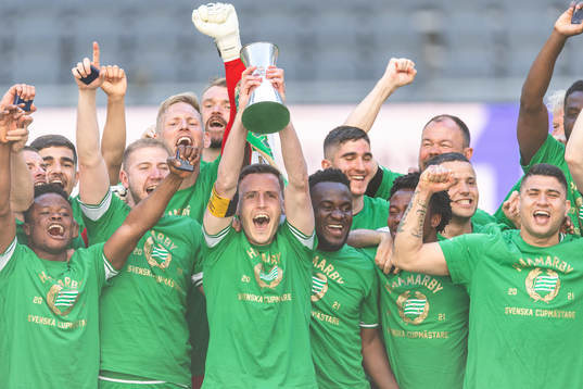 Hammarbys Jeppe Andersen jublar med pokalen