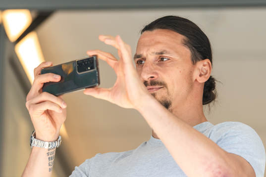 Zlatan Ibrahimovic med mobiltelefonen