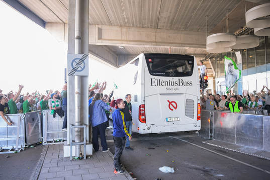 Häckens spelarbuss lämnar arenan
