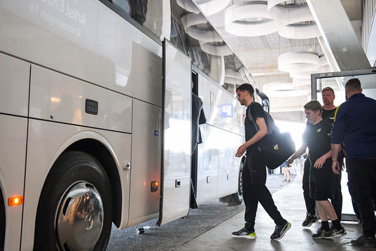Häckens Alexander Jeremejeff går på bussen