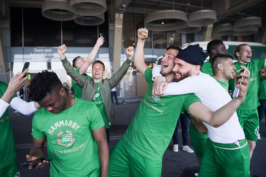 Hammarbys Astrit Selmani jublar med lagkamrater utandför