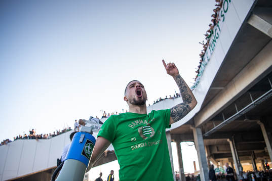 Hammarbys Vladimir Rodic firar vinsten framför supportrar