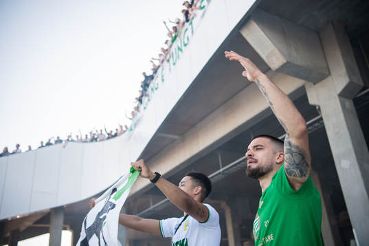 Hammarbys Vladimir Rodic firar vinsten framför supportrar