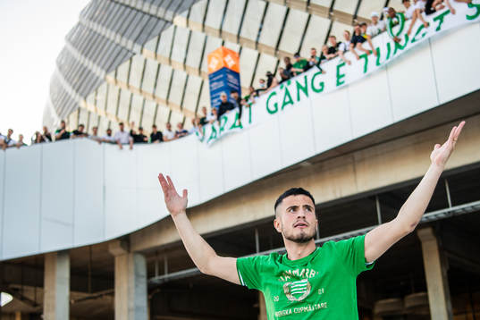 Hammarbys Astrit Selmani firar vinsten framför supportrar