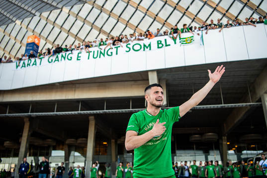 Hammarbys Astrit Selmani firar vinsten framför supportrar