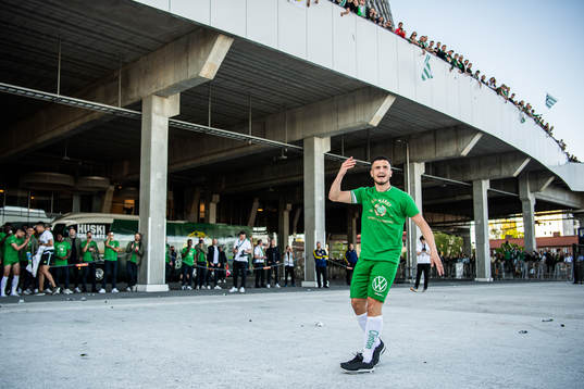 Hammarbys Astrit Selmani firar vinsten framför supportrar
