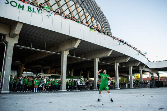 Hammarbys Astrit Selmani firar vinsten framför supportrar