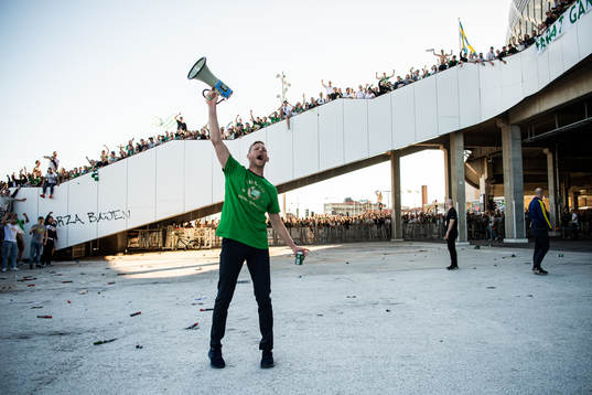 Hammarbys målvakt David Ousted firar vinsten framför