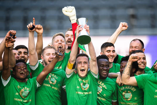 Hammarbys Jeppe Andersen lyfter pokalen