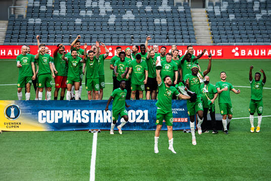 Hammarbys Abdul Khalili lyfter pokalen