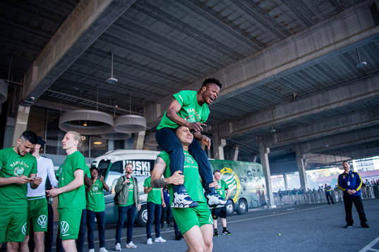 Hammarbys Akinkunmi Amoo och Paulinho jublar över vinsten