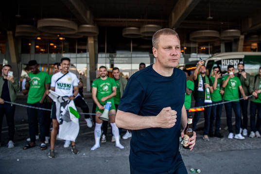 Hammarbys tränare Stefan Billborn firar vinsten framför