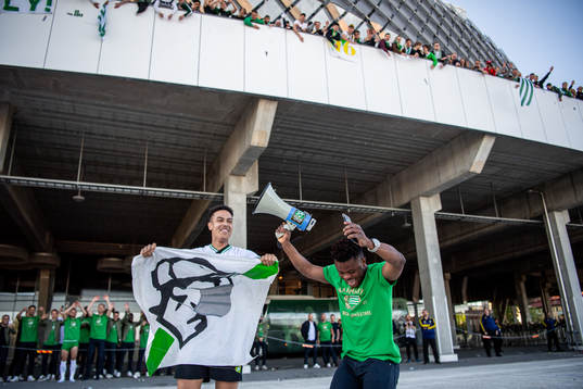 Hammarbys Akinkunmi Amoo firar vinsten framför supportrar