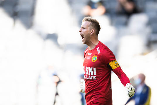 Hammarbys målvakt David Ousted jublar vid straffläggningen