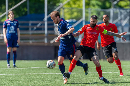 Östers Månz Berg och Vasalunds Charbel Georges i kamp om