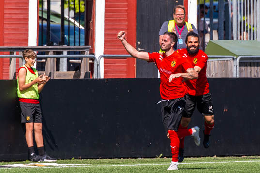Vasalunds Denni Avdic har gjort 1-0 och jublar med Peshraw