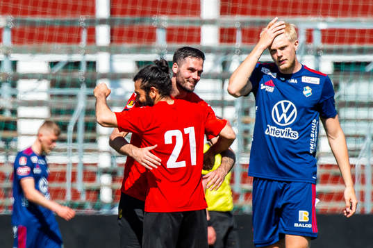 Östers Filip Örnblom deppar medan Vasalunds Denni Avdic
