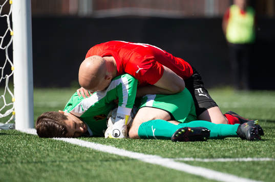 Vasalunds Zourab Tsiskaridze jublar med målvakt Filip Anger