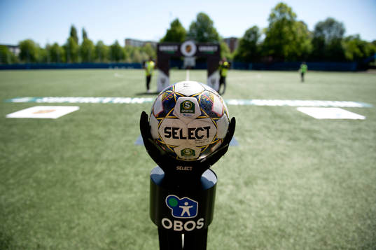 Matchbollen på en piedestal innan fotbollsmatchen i