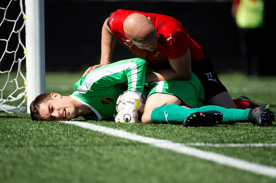 Vasalunds målvakt Filip Anger gratuleras av Zourab