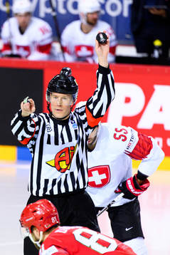 Referee Tobias Björk