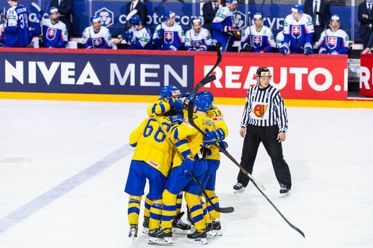 Bläddra bland fler bilder av 2021 IIHF Ice Hockey World Championship, Day 10, Sweden - Slovakia