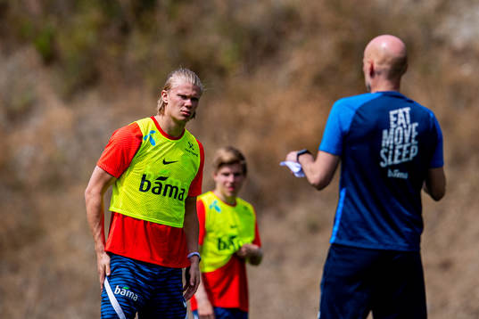 Erling Braut Haaland listen to Ståle Solbakken, head coach