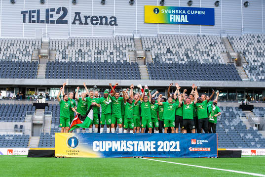Hammarbys spelare jublar med pokalen