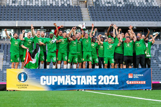 Hammarbys spelare jublar med pokalen