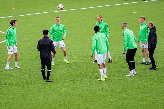 Västerås värmer upp innan fotbollsmatchen i Superettan
