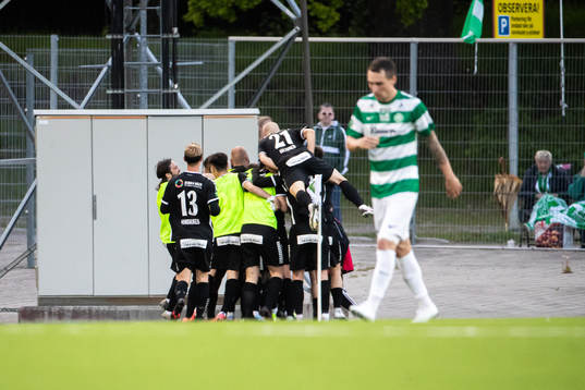 Brages Alexander Johansson jublar med lagkamrater