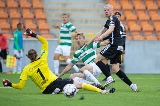 Brages målvakt Adrian Engdahl , Västerås Albin Sporrong