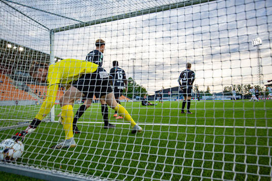 Brages målvakt Adrian Engdahl hämtar ut billen