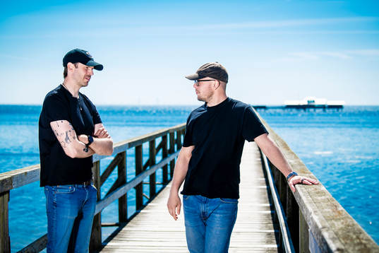 Oscar Alsenfelt och Christoffer Nihlstorp vid långa bryggan
