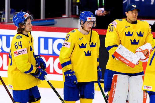 Jonathan Pudas and Jesper Frödén of Sweden look dejected