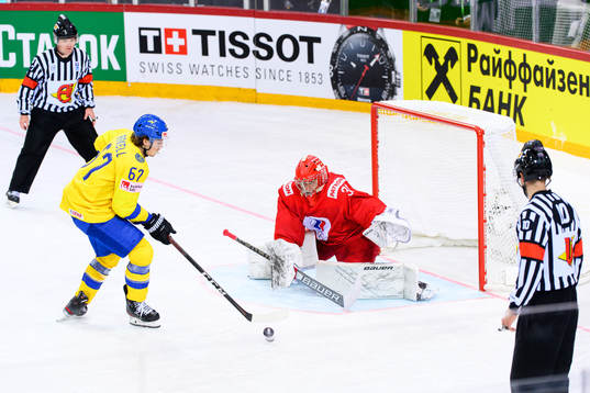 Rickard Rakell of Sweden ang goalkeeper Alexander Samonov