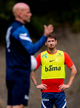 Stefan Strandberg listen to Ståle Solbakken, head coach of