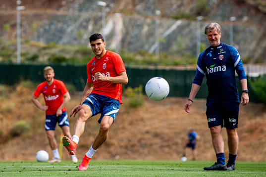 Mohamed Elyounoussi and Kent Bergersen, assistant coach of