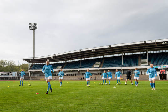Malmö FFs spelare värmer upp