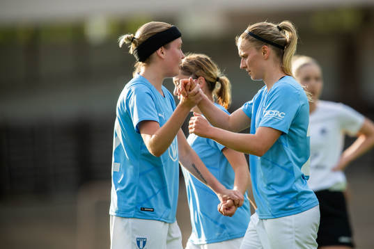 Malmö FFs Amanda Kander jublar med lagkamrater