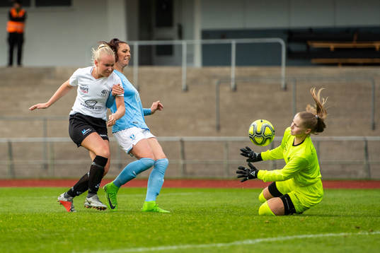 Malmö FFs Malin Gunnarsson med avslut mot Staffanstorps