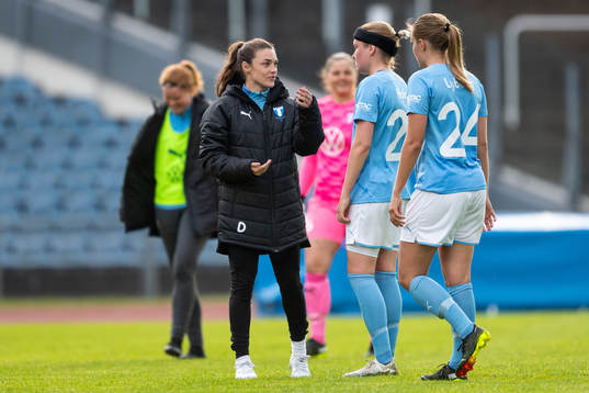 Malmö FFs Saga Fredriksson i samtal med lagkamrater