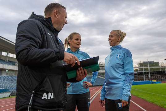 Malmö FFs assisterande tränare Anders Nilsson i samtal