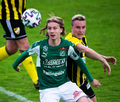 s Lucas Johnsson och IFK Hässleholms Danny Gunnarsson i