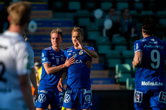 Sundsvalls Pontus Engblom jublar med lagkamrater