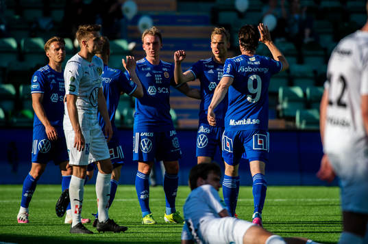 Sundsvalls Pontus Engblom jublar med lagkamrater